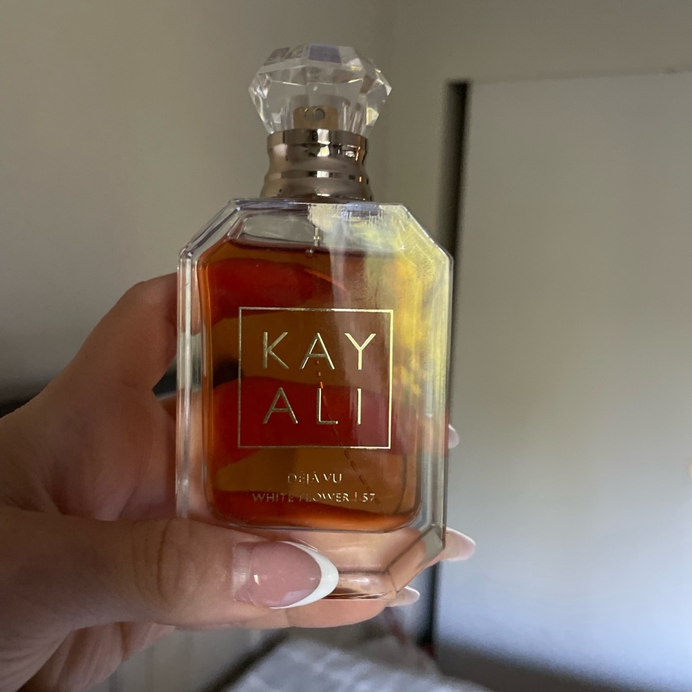 Kayali dejavu white flower